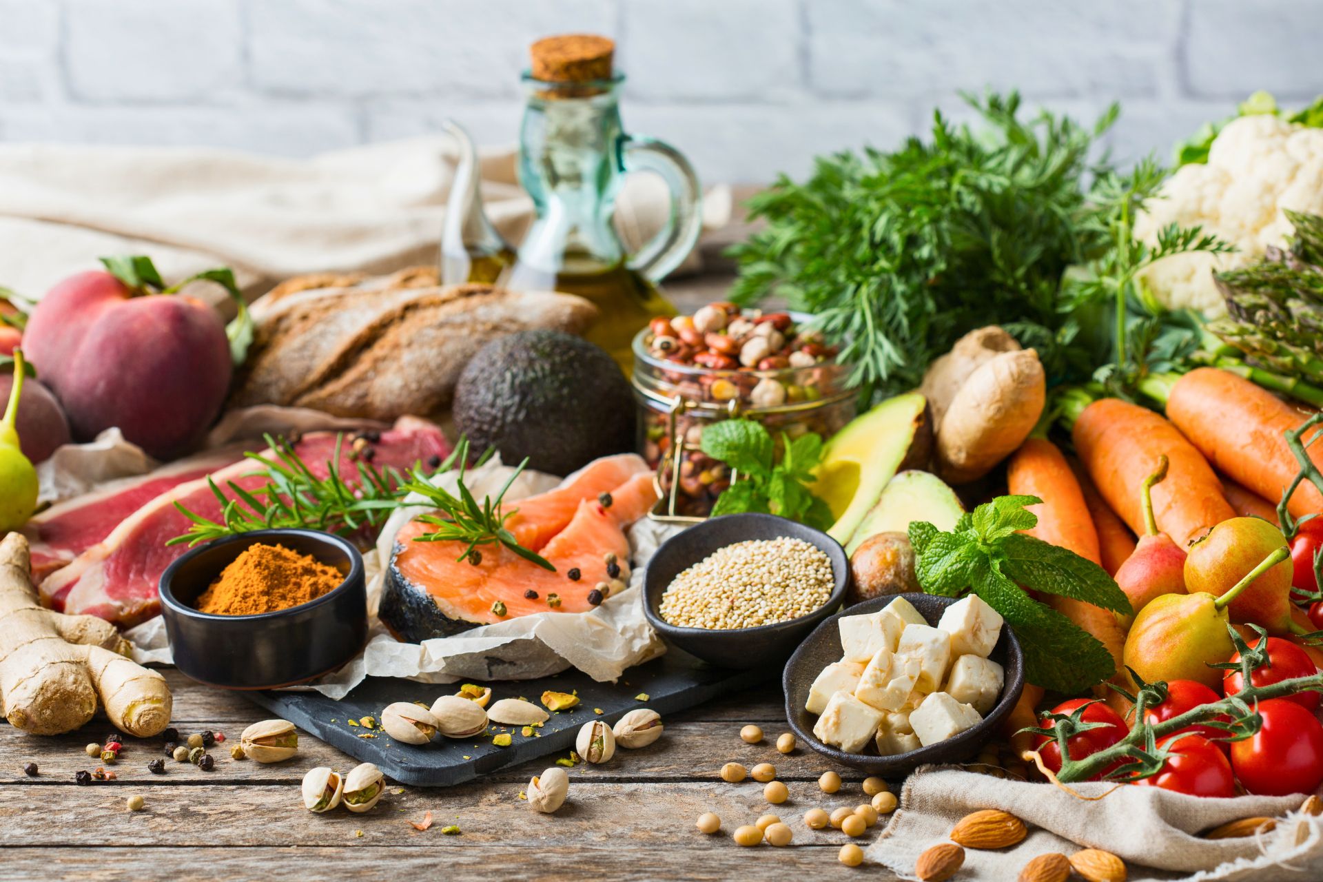 Kompozycja produktów i posiłków ilustrująca zdrową dietę